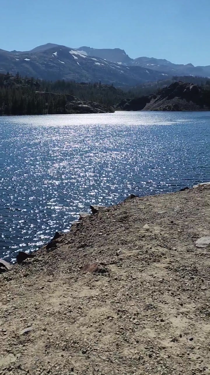Alpine lake in the Eastern Sierra 🏞️