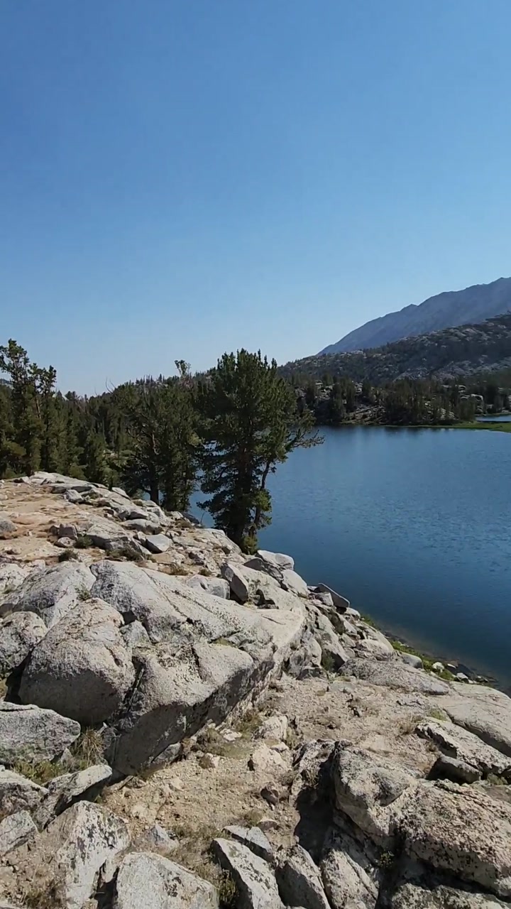 Dark Blue Eastern Sierra Lake 💧🌲⛰️
